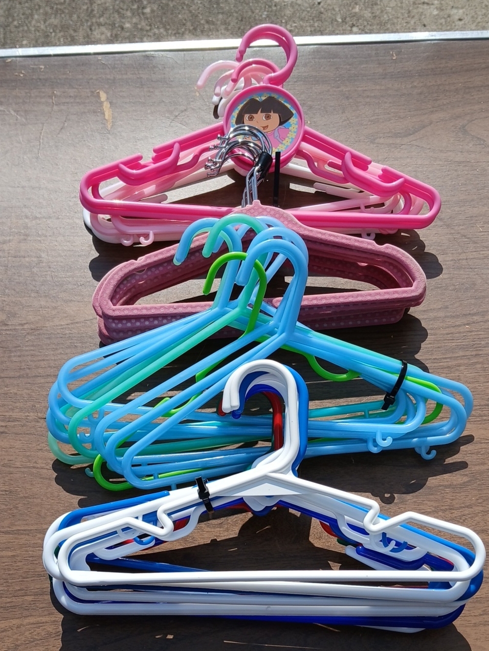 40 Kids Plastic Hanger Set - Pink, Blue, White, Green